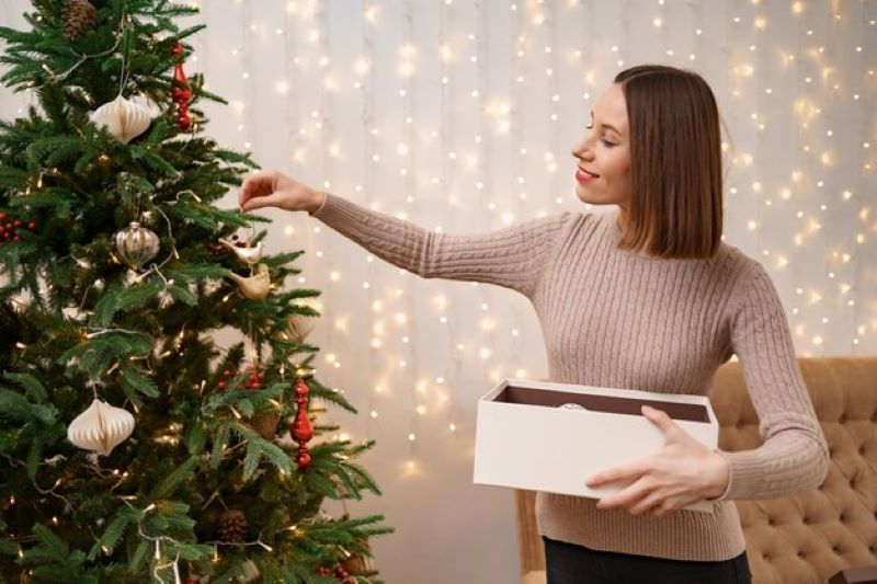 "The Benefits of Decorating with a Flocked Artificial Christmas Tree"